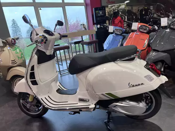 Vespa GTS Super Tech 300 125 - Photo 3