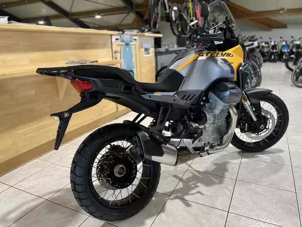 Moto Guzzi Stelvio 1000 - Photo 2