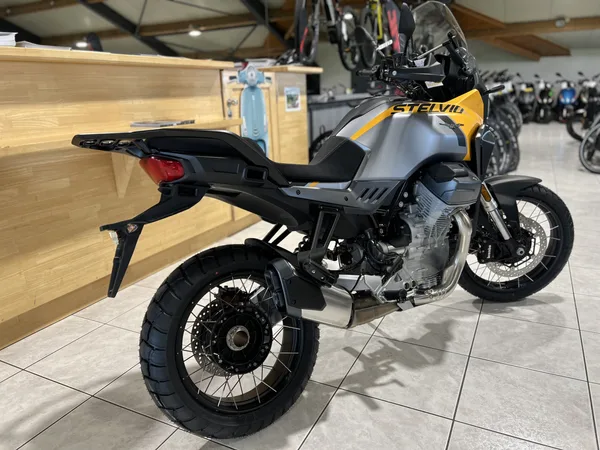 Moto Guzzi Stelvio 1000 - Photo 2