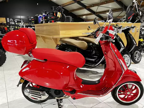 Vespa Primavera 125 RED sans top case - Photo 1