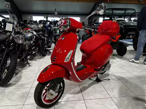 Vespa Primavera 125 RED sans top case - Photo 2
