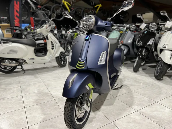 Vespa GTS Super Tech 300 125 Bleu Matt - Photo 2
