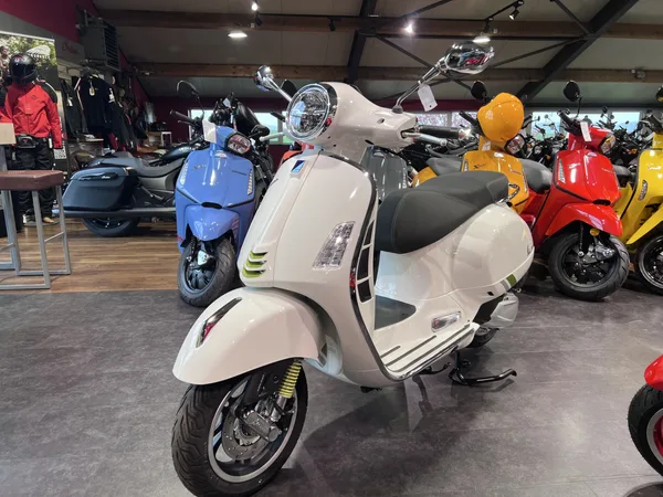 Vespa GTS Super Tech 300 125 - Photo 2