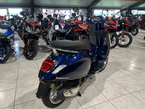 Vespa Primavera 125 - Photo 2