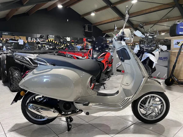 Vespa Primavera 125 - Photo 1