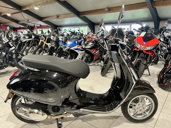 Vespa Primavera 125 - Photo 1