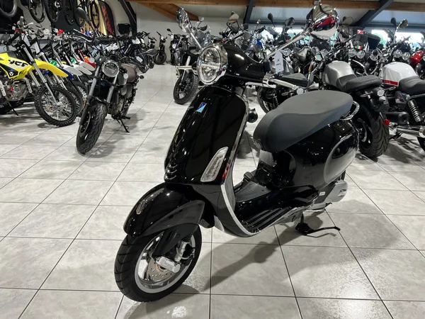 Vespa Primavera 125 - Photo 2