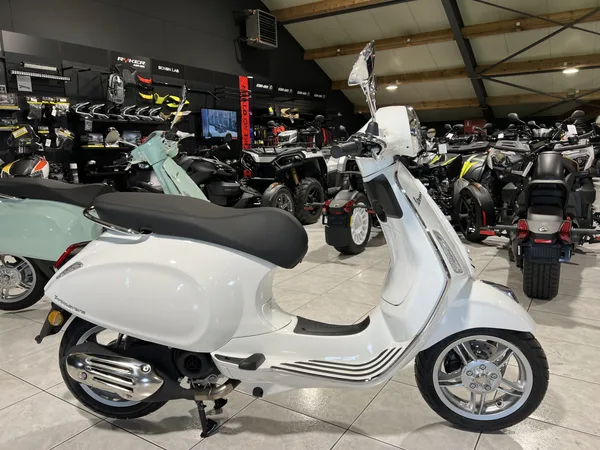 Vespa Primavera 50 - Photo 1