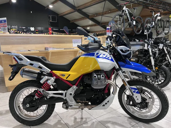 Moto Guzzi V 85 TT - Photo 1