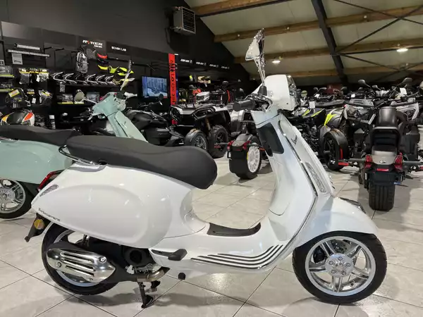 Vespa Primavera 50 - Photo 1