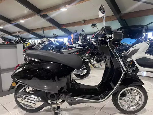 Vespa Primavera 50 - Photo 1
