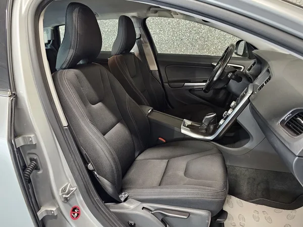 Volvo V60 T3 AUTO NAVI - Photo 3