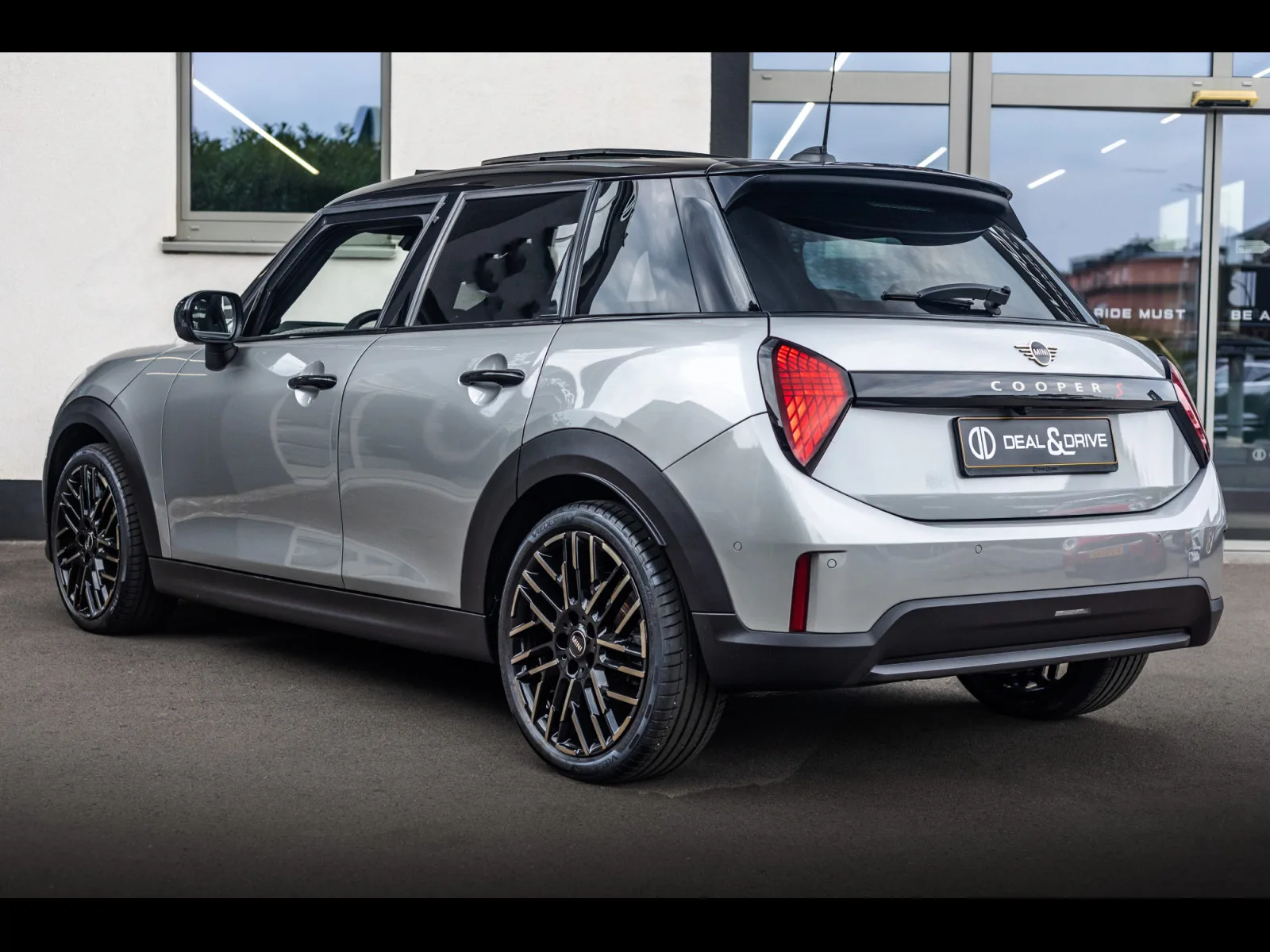 MINI Cooper S 5 PORTES AUTO FAVOURED TRIM - Photo 1