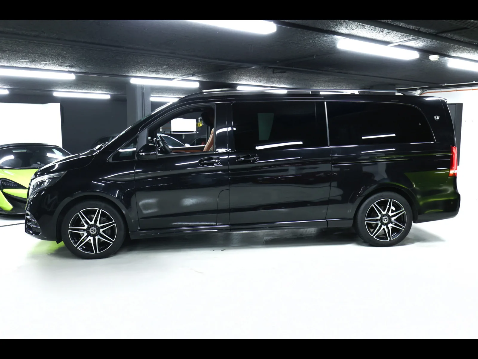 Mercedes-Benz V 300 d 4MATIC EXTRALANG AMG-LINE - Photo 1