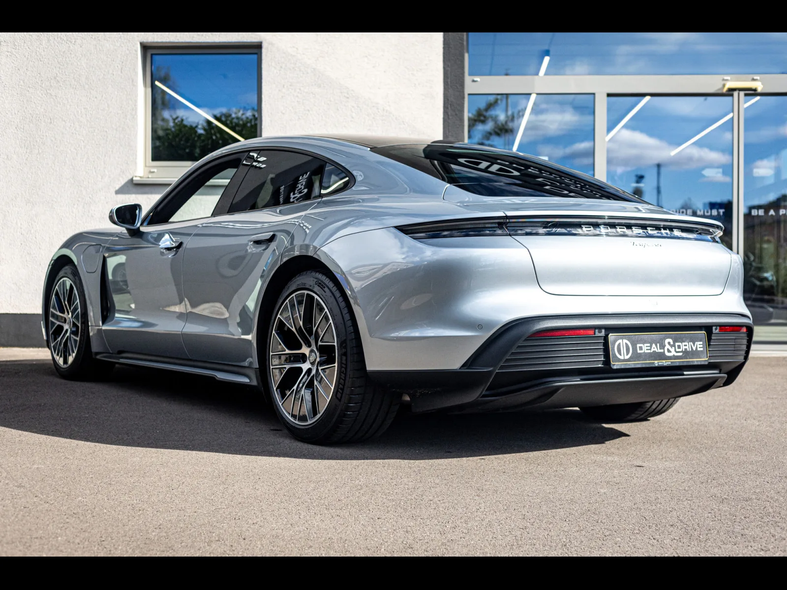 Porsche Taycan (408 CH) - Photo 1