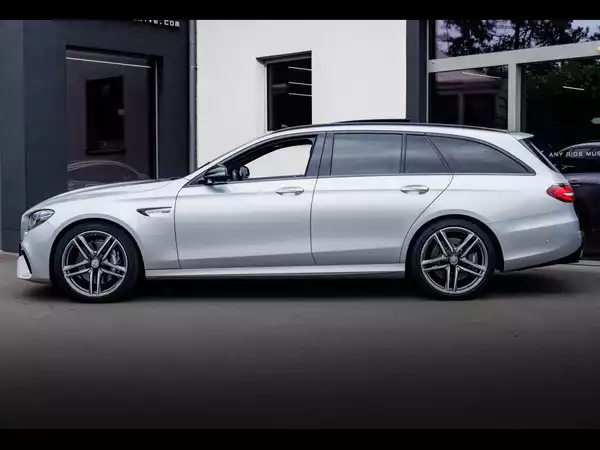 Mercedes-Benz E 63 AMG T-MODELL 4MATIC+ - Photo 2