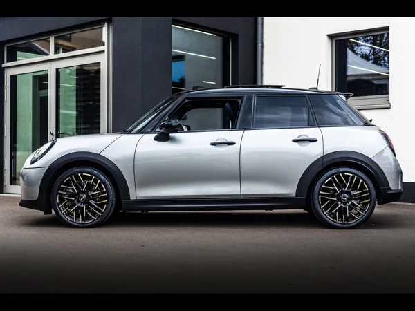 MINI Cooper S 5 PORTES AUTO FAVOURED TRIM - Photo 2