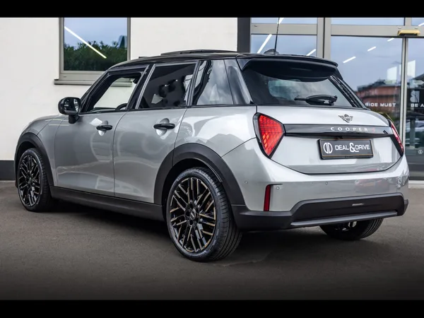 MINI Cooper S 5 PORTES AUTO FAVOURED TRIM - Photo 2