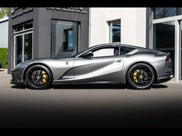 Ferrari 812 Superfast 6.5 V12 - Photo 2
