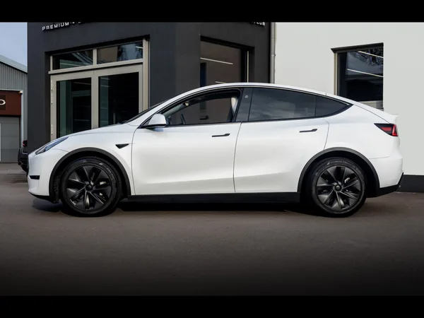 Tesla Model Y LONG RANGE DUAL MOTOR AWD I AUTOPILOT - Photo 2