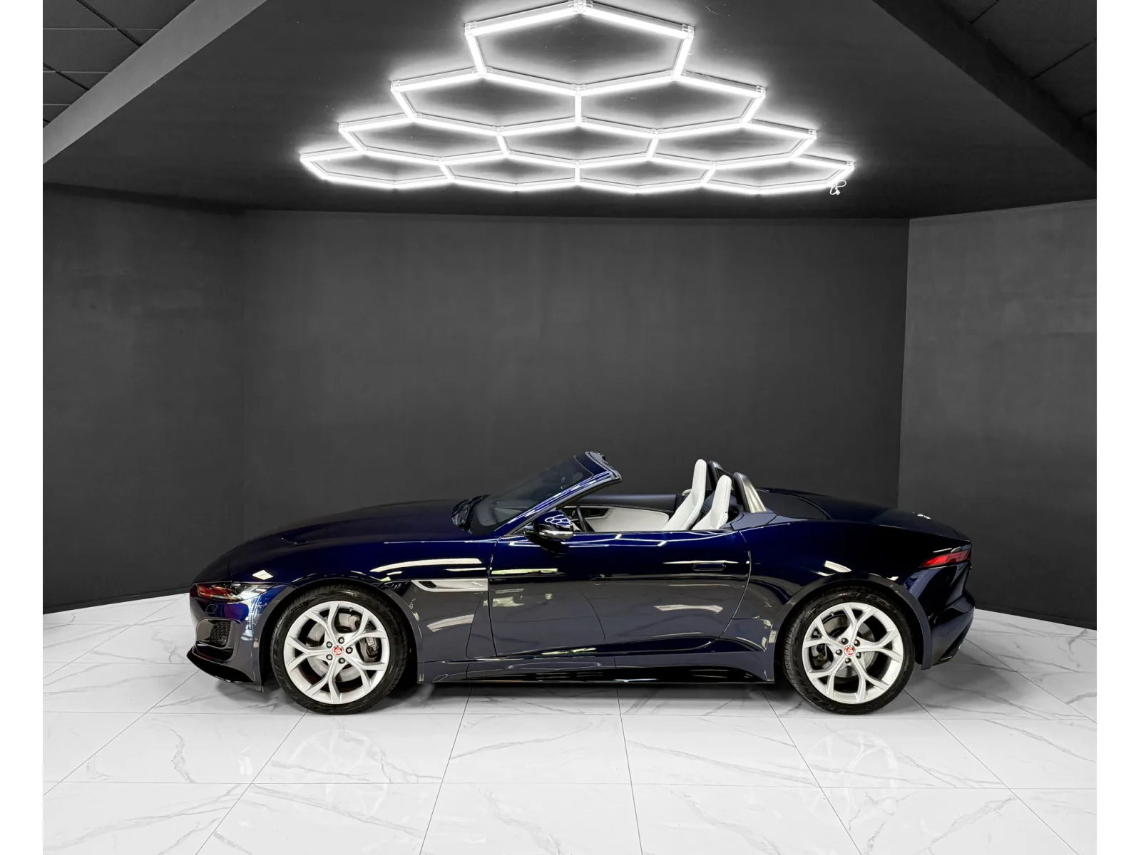 Jaguar F-Type P300 Cabriolet R-Dynamic / Meridian / LED / 1.Hand - Photo 1