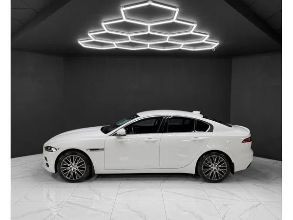 Jaguar XE P300 AWD HSE - Photo 2