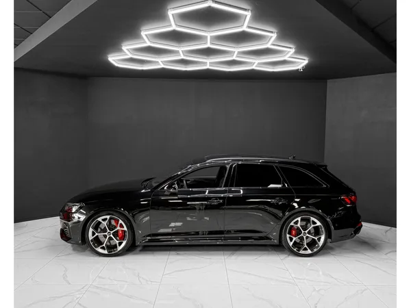 Audi RS4 COMPETITION - Photo 2