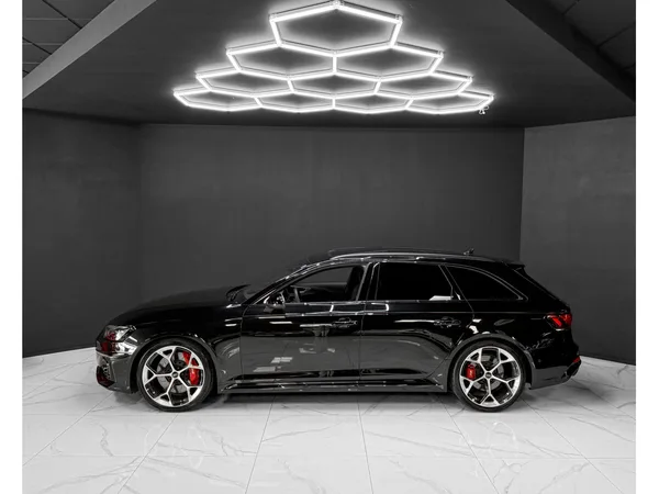 Audi RS4 COMPETITION - Photo 2