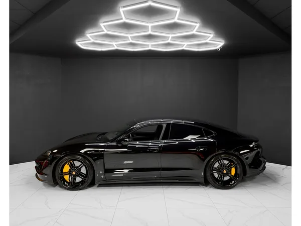 Porsche Taycan TURBO S / APPROVED 2028 / 5 SEATS - Photo 2