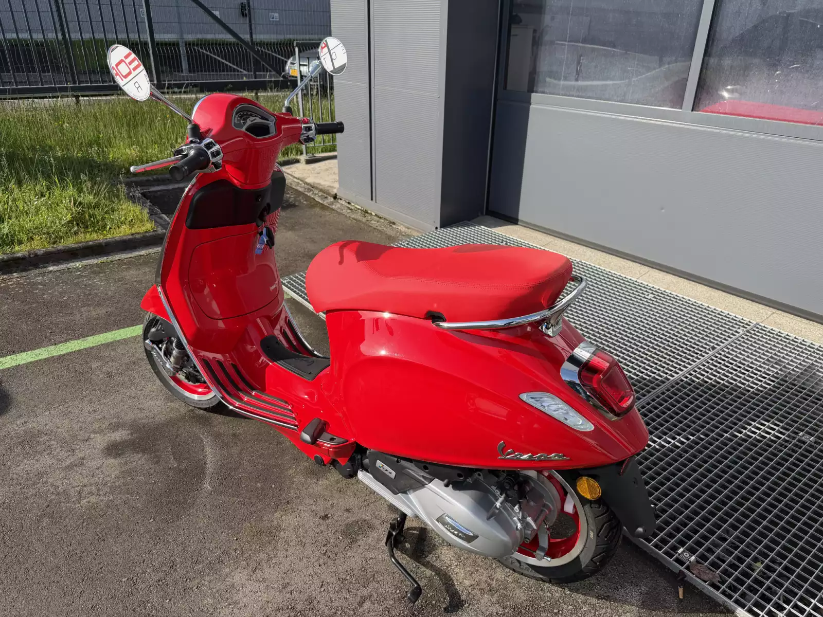 Vespa Primavera 125 RED - Photo 1