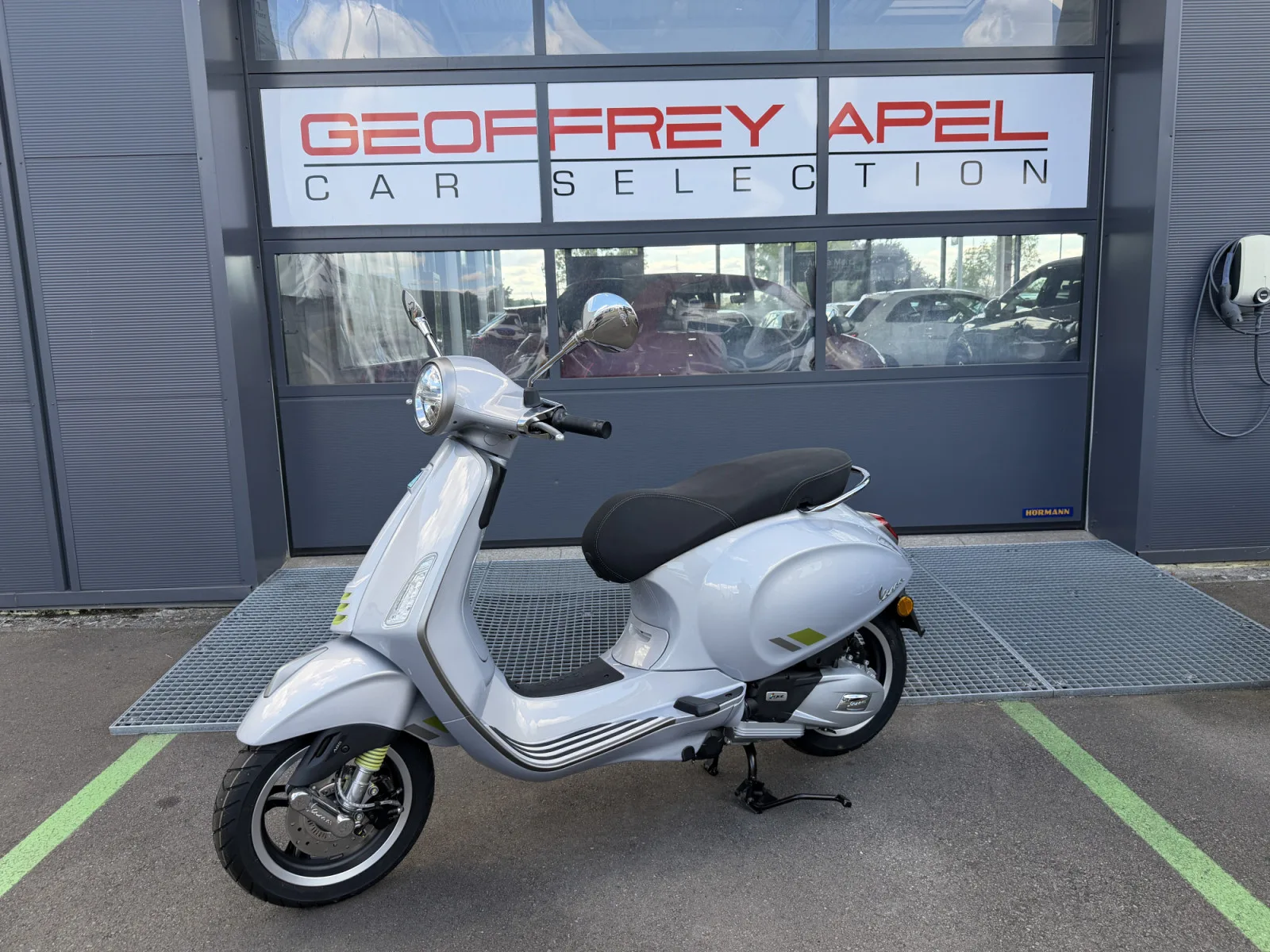 Vespa Primavera 125 - Photo 1