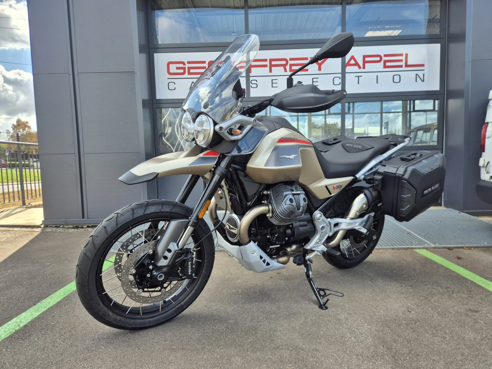 Moto Guzzi V 85 TT TRAVEL - Photo 1