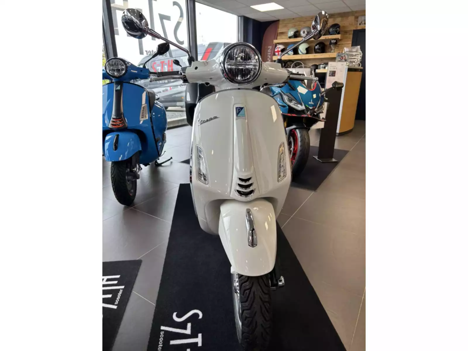 Vespa Primavera 125 - Photo 1