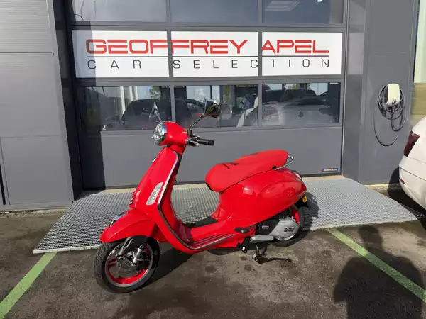 Vespa Primavera 125 RED - Photo 1