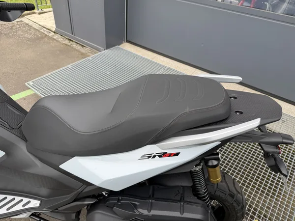 Aprilia SR GT 400 - Photo 3