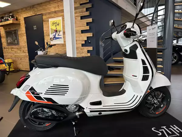 Vespa GTS Super Sport 125 - Photo 1