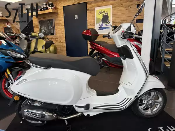 Vespa Primavera 125 - Photo 1