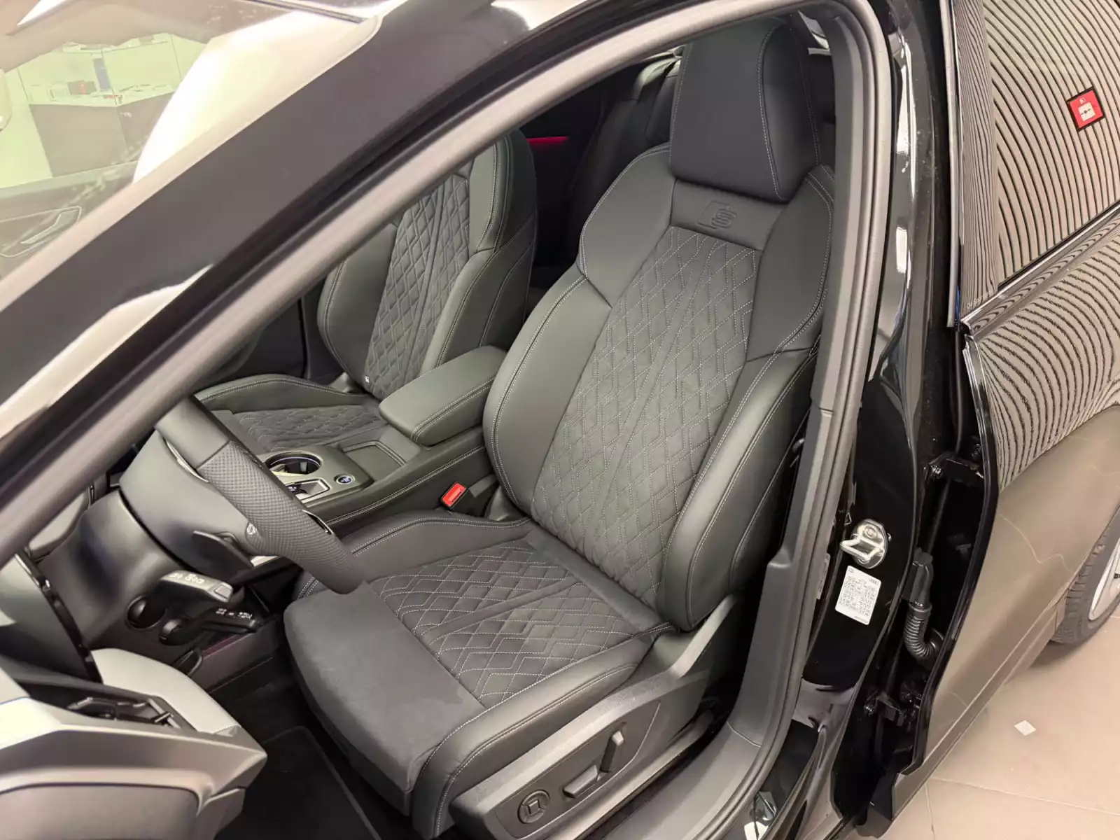 Audi Q4 e-tron SUV S line Performance 286 CH / 210 kW - Photo 1