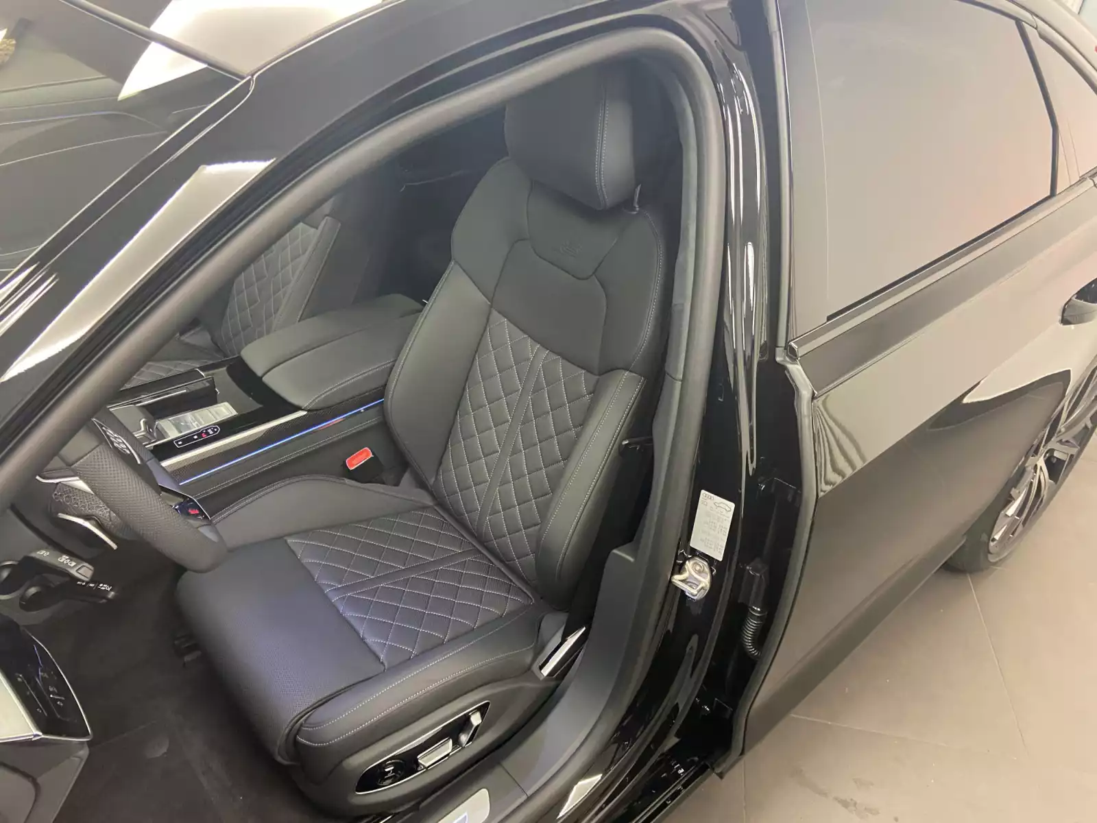 Audi A8 TFSIe quattro 449 CH / 330 kW Tiptronic - Photo 1