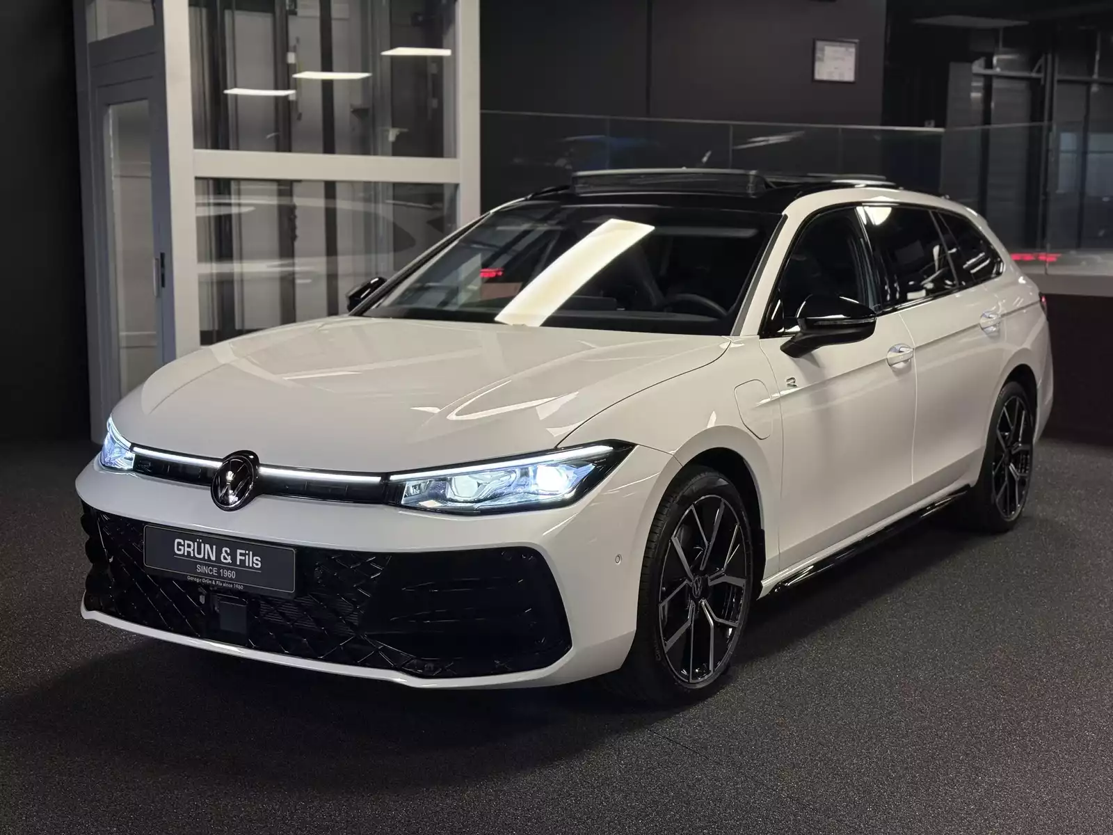 Volkswagen Passat 1.5 eHybrid 272 R-Line PHEV - Photo 1