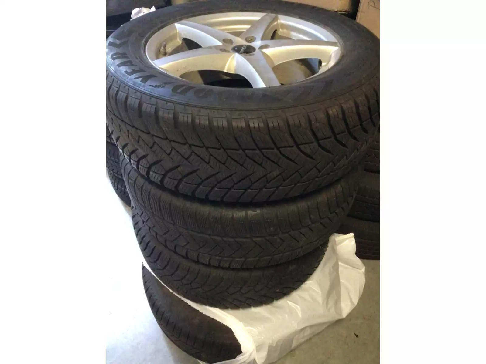 Jantes alu + Pneus hiver 18 255/60 R18 112H - Photo 1