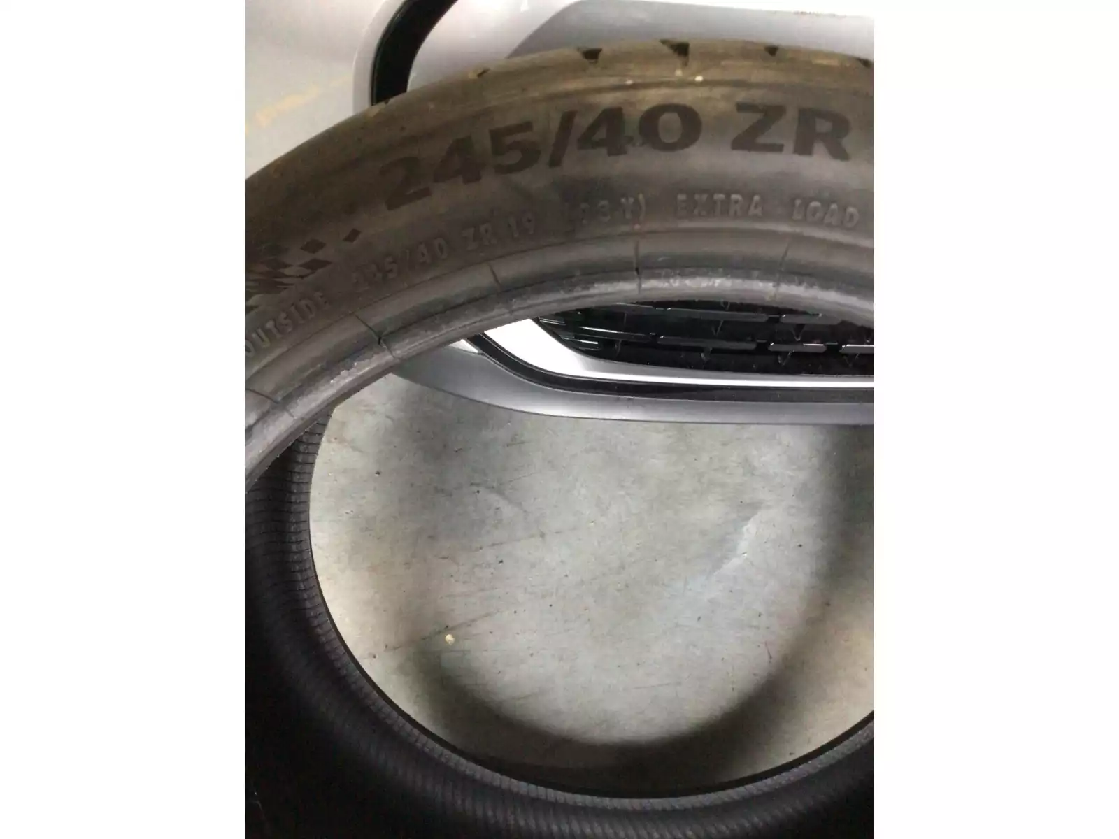Pneus été 19 245/40 R19 98Y - Photo 1