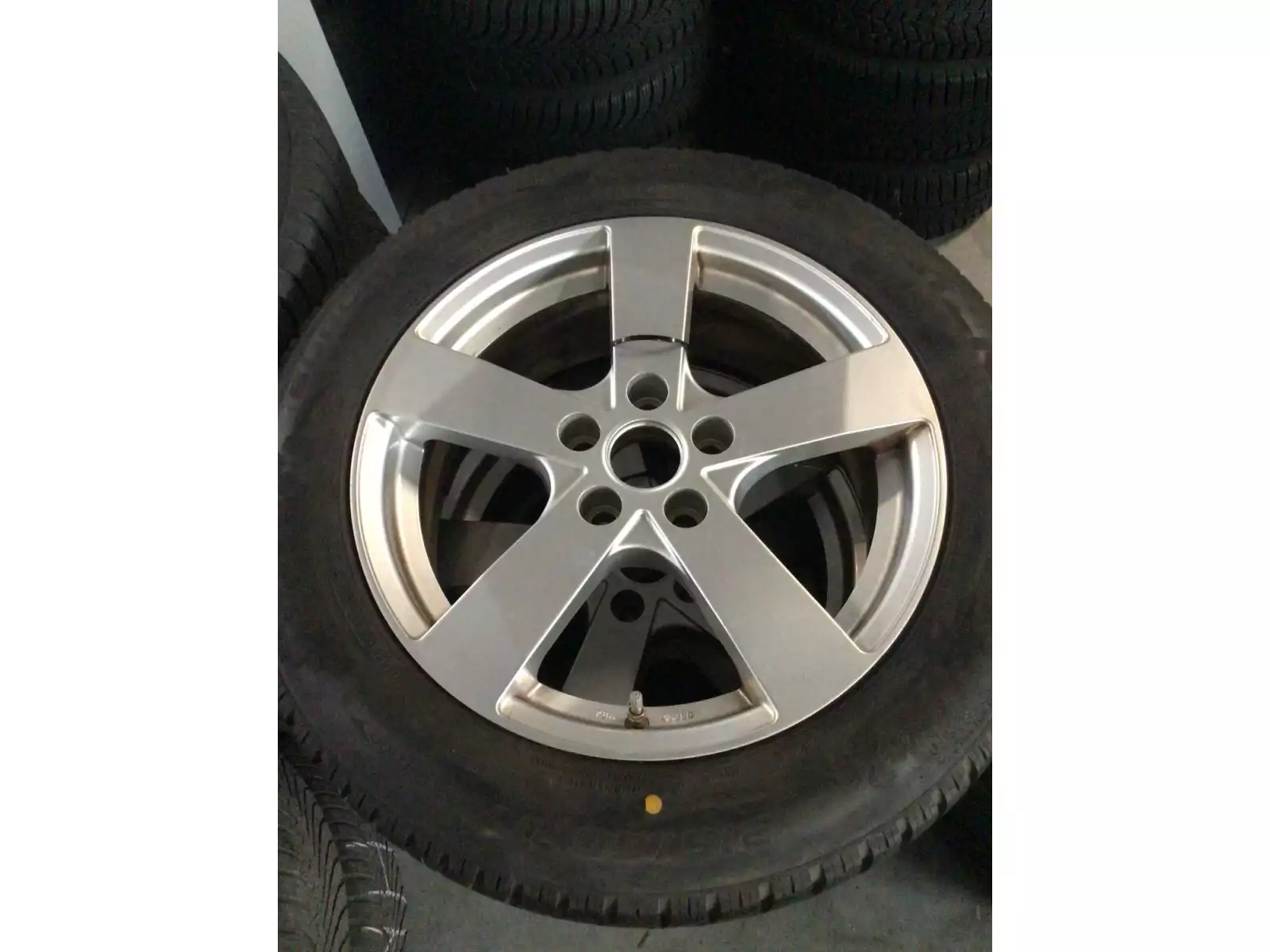 Jantes alu + Pneus hiver 17 215/60 R17 100V - Photo 1