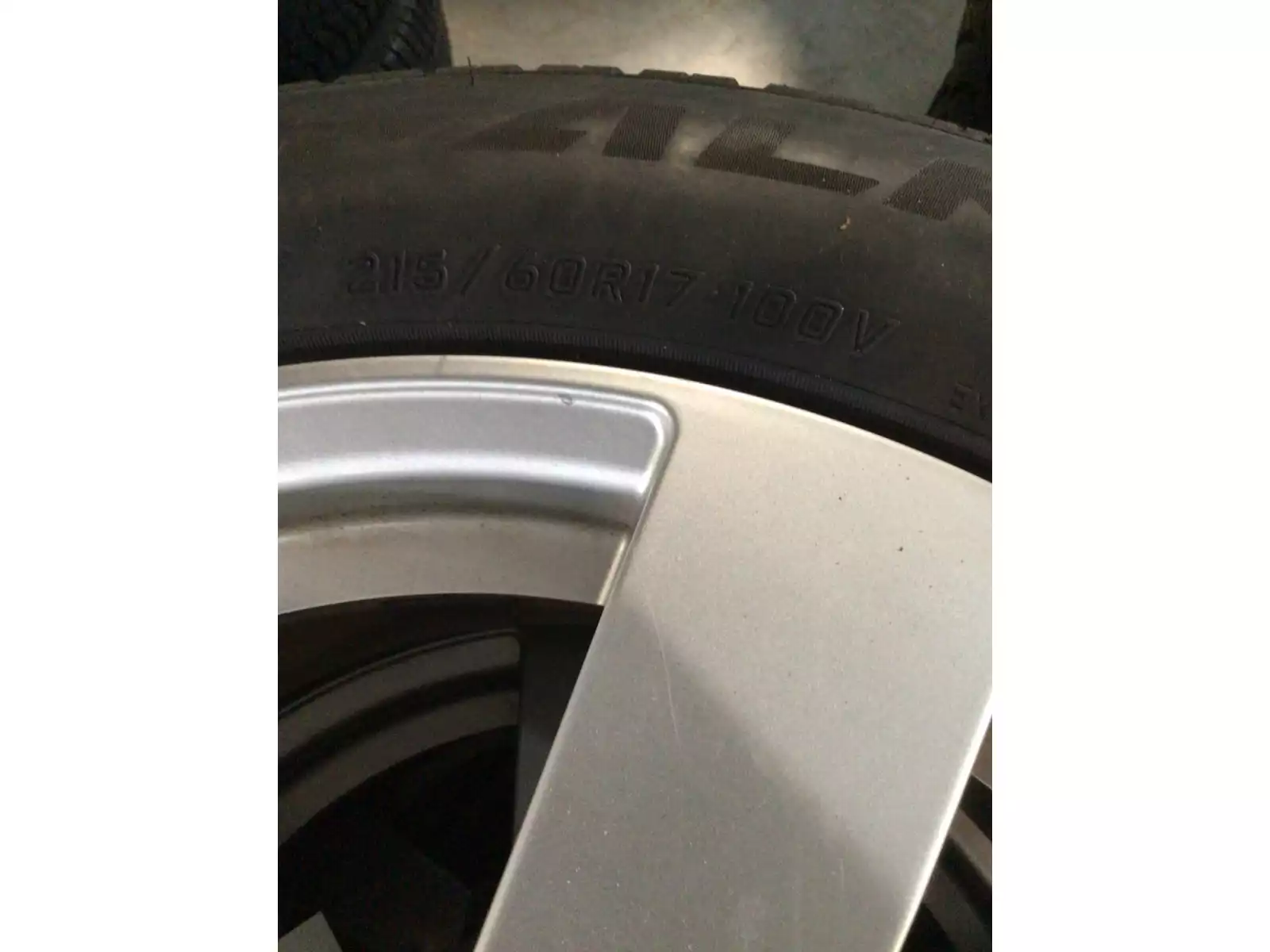Jantes alu + Pneus hiver 17 215/60 R17 100V - Photo 1