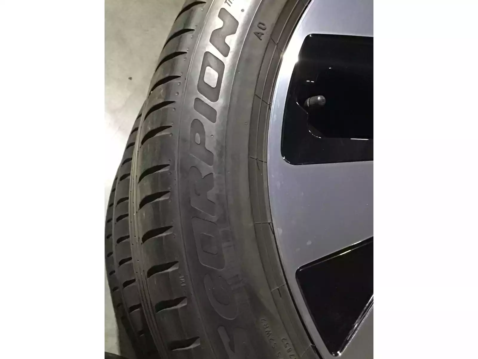 Jantes alu + Pneus été 20 255/45 R20 101T - Photo 1