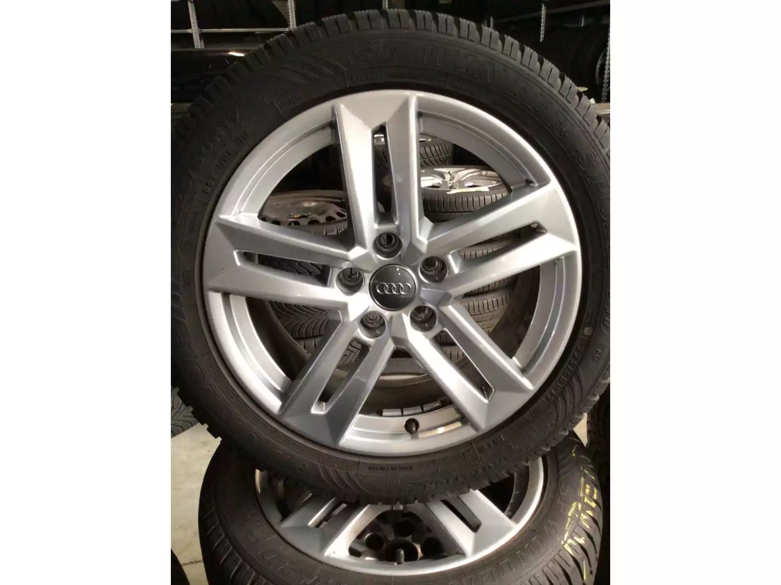 Jantes alu + Pneus hiver 17 225/50 R17 98H - Photo 1