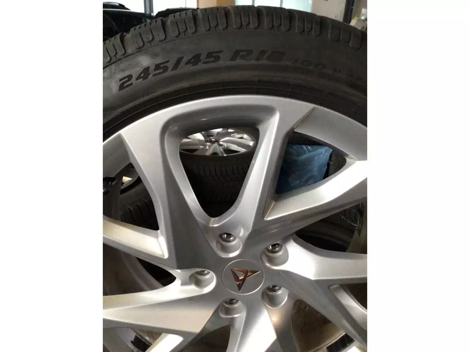 Jantes alu + Pneus hiver 18 245/45 R18 100V - Photo 1