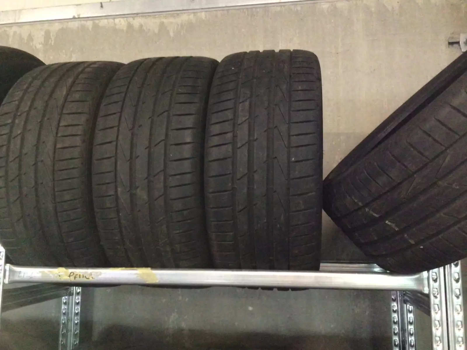 Pneus été 18 245/40 R18 93Y - Photo 1