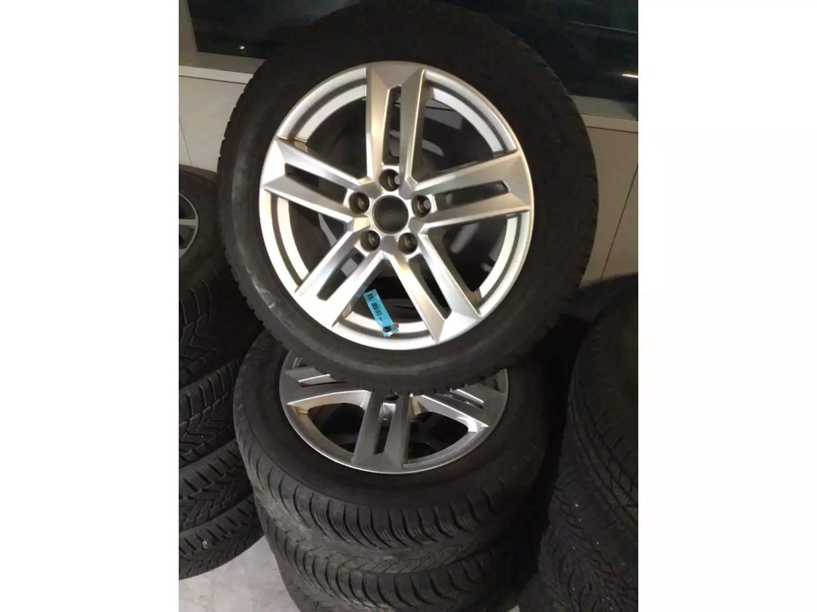 Jantes alu + Pneus hiver 17 225/50 R17 98H - Photo 1