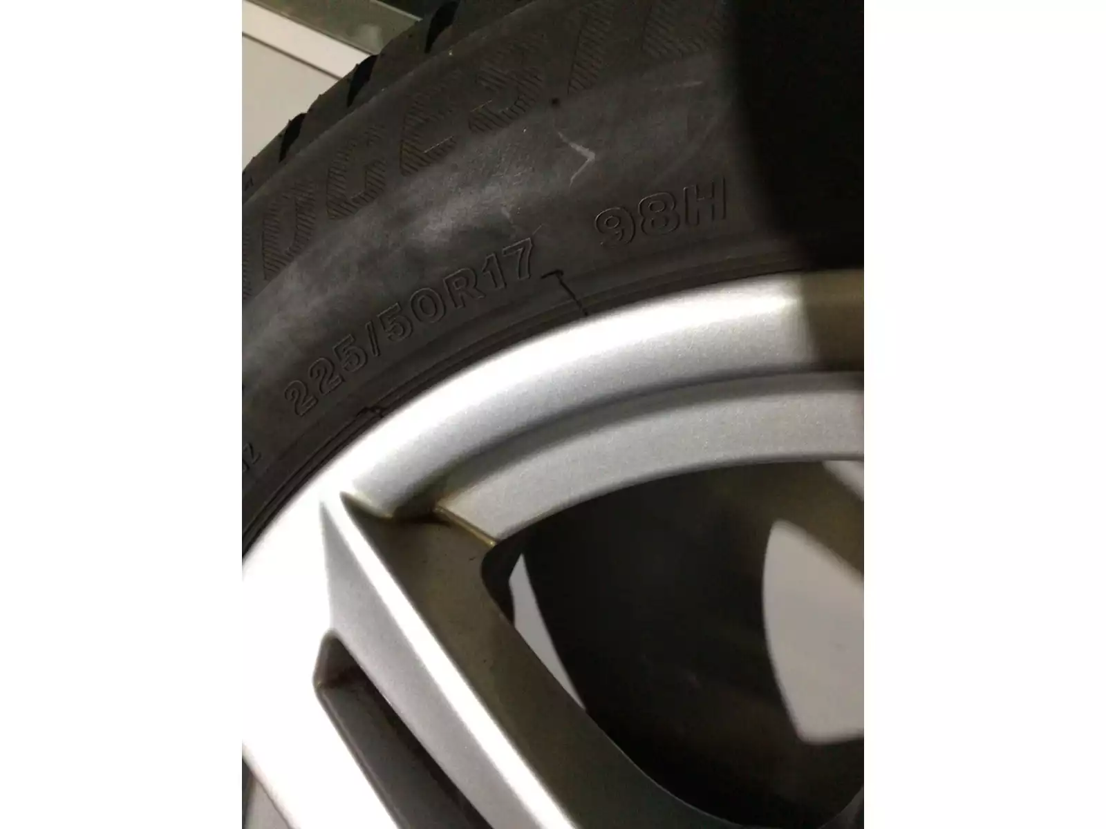 Jantes alu + Pneus hiver 17 225/50 R17 98H - Photo 1